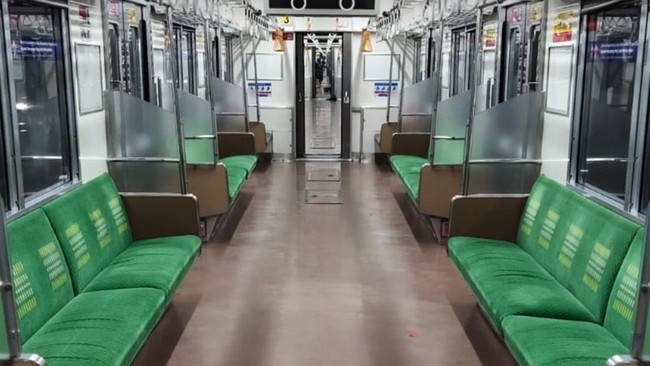 PT Kereta Commuter Indonesia (KCI) mengingatkan kursi dalam gerbong kereta rel listrik (KRL) bukan untuk barang.