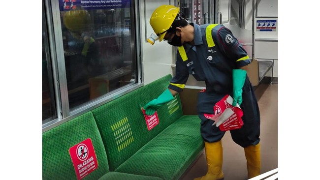 Penumpang KRL Commuter Line mengkhawatirkan ketentuan pelonggaran salah satu protokol kesehatan (prokes) virus corona (Covid-19) yakni jaga jarak.