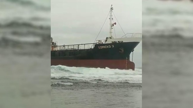 15 kru Kapal Edricko 3 yang kandas di tengah laut sejak Selasa (8/3), belum berhasil dievakuasi. Para kru bertahan dengan persediaan makanan selama dua pekan.