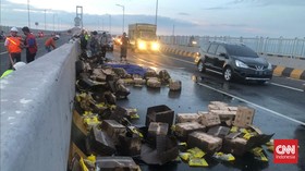 Kecelakaan Mobil di Suramadu, Minyak Goreng Tumpah Genangi Jembatan
