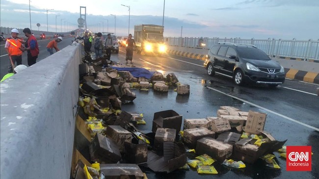 Sebuah mobil pikap pengangkut minyak goreng terguling usai ditabrak truk dari belakang di Jembatan Suramadu, Jawa Timur, Rabu (9/4).