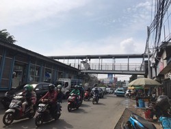 Truk Sempat Tersangkut di JPO Kramat Jati, Operasional TransJ Normal