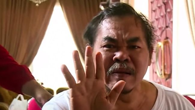 Rumah Mat Solar kemalingan, sejumlah ponsel termasuk milik komedian yang sedang sakit itu dibawa kabur pencuri.