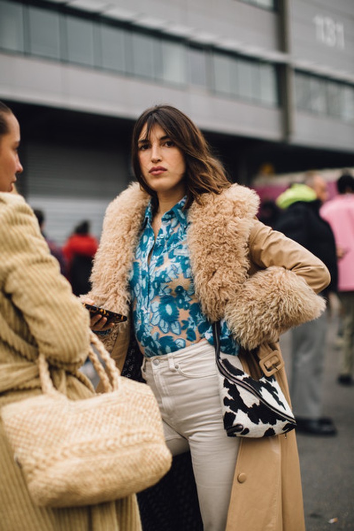 Model sekaligus desainer asal Perancis, Jeanne Damas terlihat hangat berbalutkan faux-fur coat berwarna camel. Masih dalam personal style-nya, ia mengenakan jeans putih dan kemeja motif bold yang kontras dengan tas cow print. Foto: livingly.com/ImaxTree