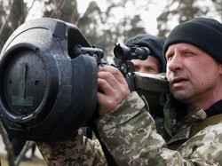 Pasukan Darat Ukraina Dilatih Senjata Baru Hadapi Tank Rusia