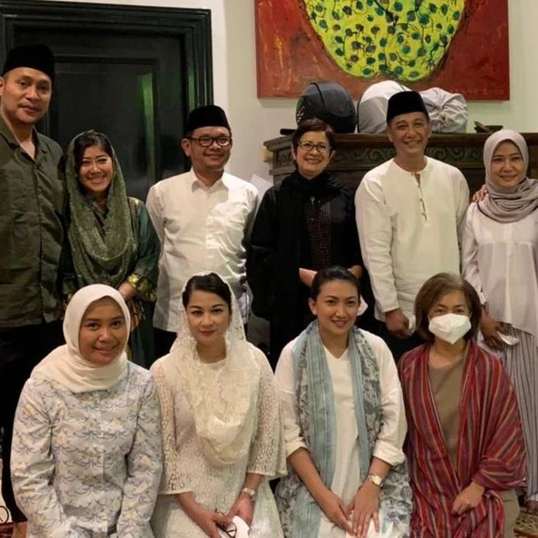 Nurul Arifin Gelar Pengajian 40 Harian Maura Magnolia Nurul Arifin Gelar Pengajian 40 Harian Maura Magnolia