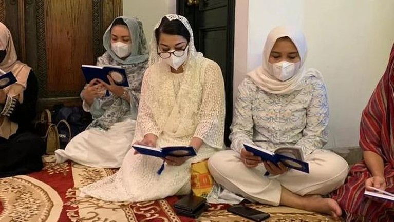 Nurul Arifin Gelar Pengajian 40 Harian Maura Magnolia Nurul Arifin Gelar Pengajian 40 Harian Maura Magnolia