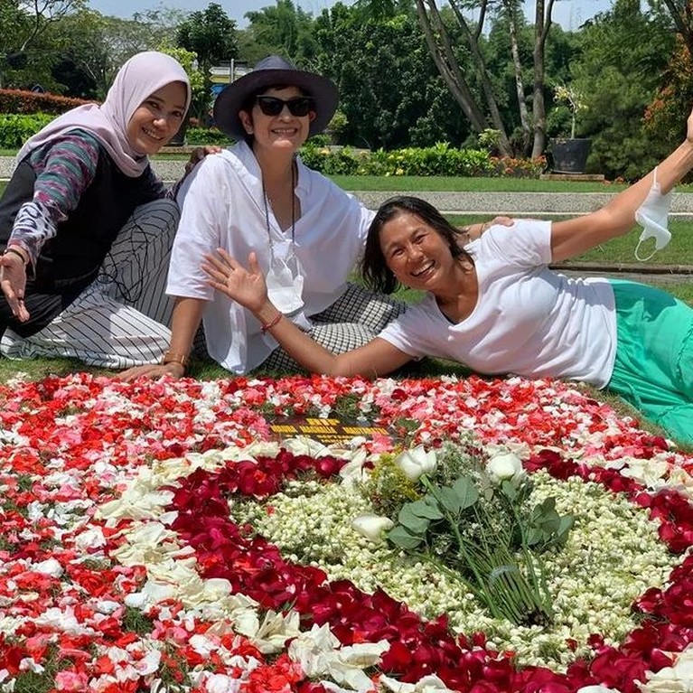Nurul Arifin Gelar Pengajian 40 Harian Maura Magnolia Nurul Arifin Gelar Pengajian 40 Harian Maura Magnolia