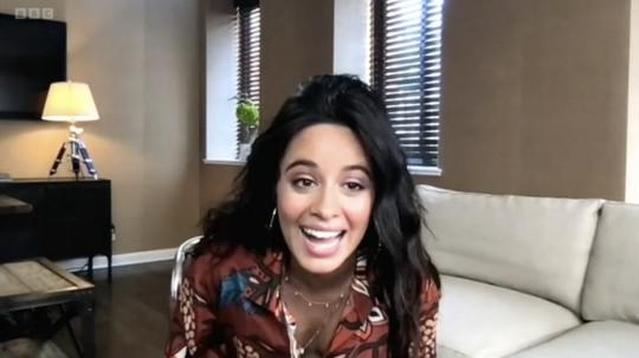 Payudara Camila Cabello Tak Sengaja Terlihat Saat Siaran Langsung