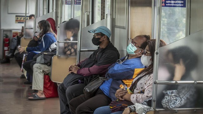 KAI Commuter mengizinkan penumpang kereta untuk berbuka puasa di KRL selama Ramadhan, dengan tetap memperhatikan protokol kesehatan.