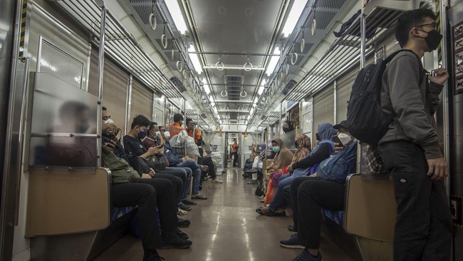 KCI menyebut volume pengguna KRL mencapai 627 ribu orang per hari atau naik 12 persen jelang Lebaran 2022 dibanding rata-rata.