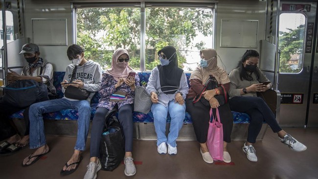 PT KCI mengingatkan walaupun marka pembatas sudah dilepas, bukan berarti penumpang KRL dapat bebas berdesak-desakan.
