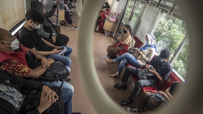 TransJakarta memperbolehkan warga melepas masker saat menggunakan layanan moda transportasi itu, sementara itu di KRL masih wajib bermasker.
