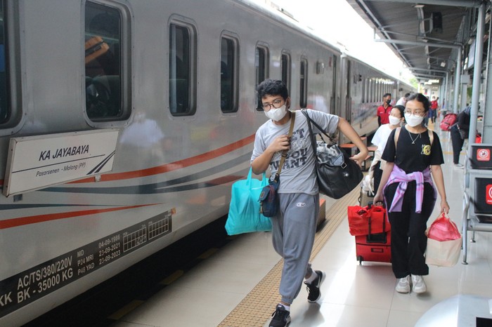 Aturan pertama yang perlu dipahami oleh para penumpang dengan moda transportasi apa pun adalah datang lebih awal. Setiap moda transportasi, termasuk kereta telah memiliki jadwal tersendiri untuk berangkat. Karena itu, usahakan untuk datang lebih awal dari jadwal.