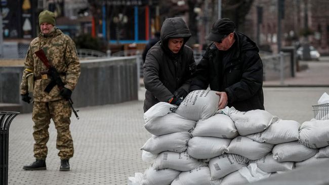 Pasukan Ukraina disebut mulai dapat melakukan perlawanan dan menyerang balik gempuran tentara Rusia yang mulai kewalahan jelang sebulan invasi.