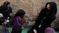<p>Artis cantik Angelina Jolie baru saja mengunjungi kamp pengungsian Yaman, tepatnya di Sana'a, Bunda. Ia pun bertemu dengan banyak keluarga yang menderita karena konflik yang terjadi. (Foto: Instagram: @angelinajolie)</p>