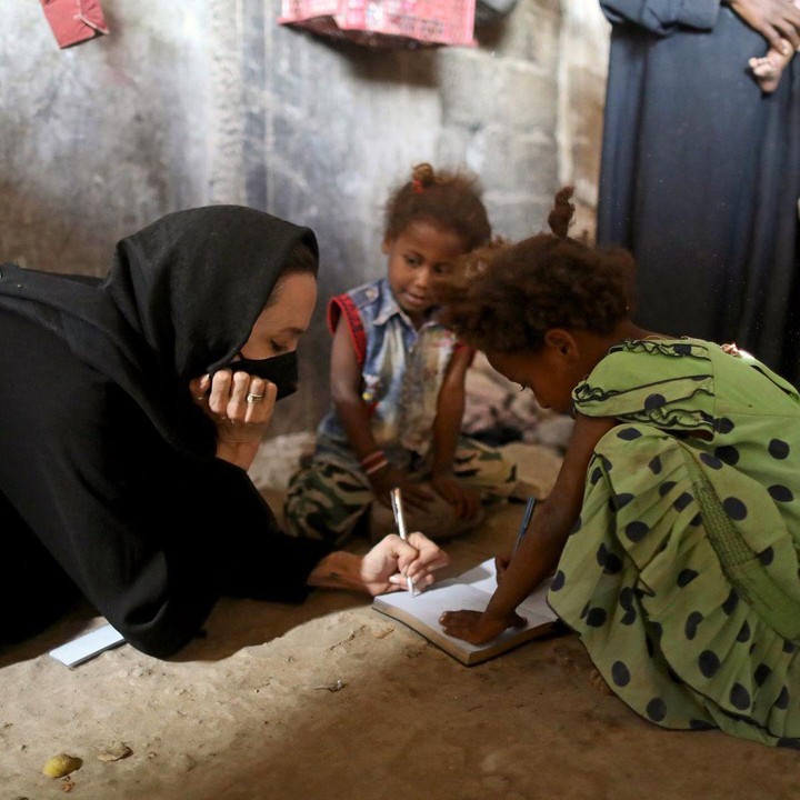 <p>Dalam unggahannya di media sosial, Jolie tampak berkumpul dan berbincang bersama anak-anak yang mengungsi, Bunda. Ia pun telihat cantik dengan memakai gamis hitam lengkap dengan kerudungnya. (Foto: Instagram: @angelinajolie)</p>