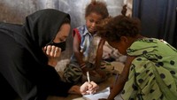 5 Potret Angelina Jolie Kunjungi Kamp Pengungsi di Yaman, Cantik Berkerudung