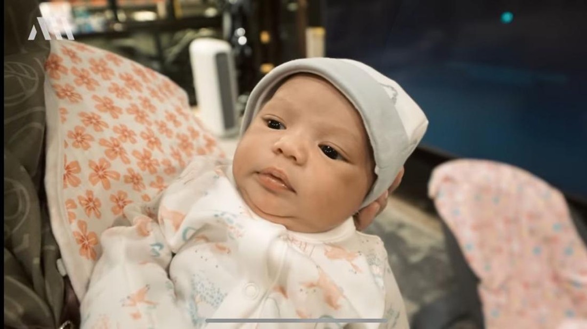 Rambut lebat baby Ameena telah dicukur botak oleh sang ayah tercinta&comma; Atta Halilintar&period; Yuk&comma; intip momennya&excl;