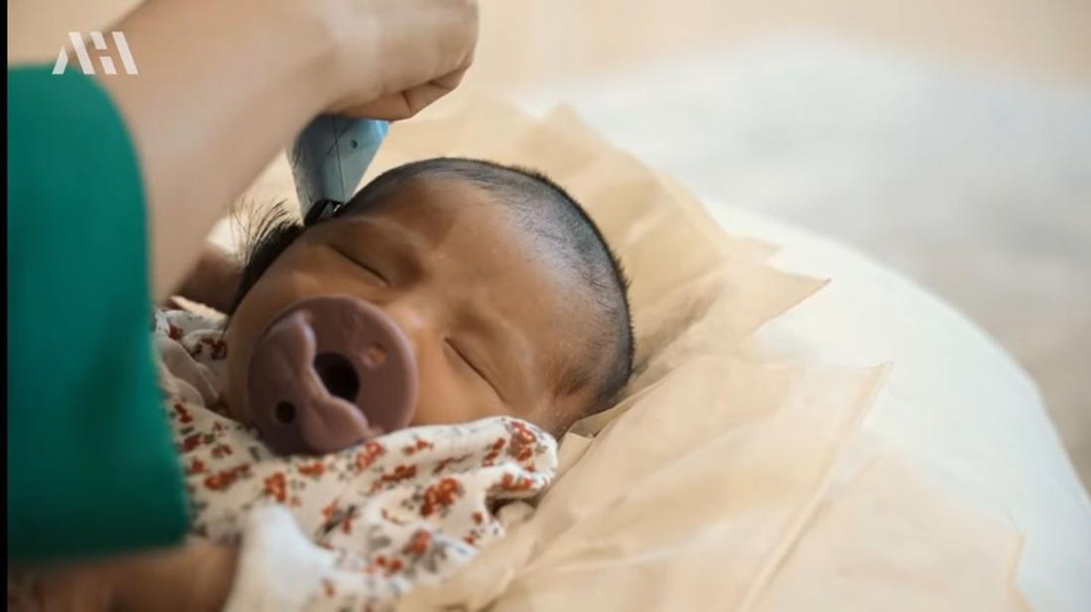Rambut lebat baby Ameena telah dicukur botak oleh sang ayah tercinta&comma; Atta Halilintar&period; Yuk&comma; intip momennya&excl;