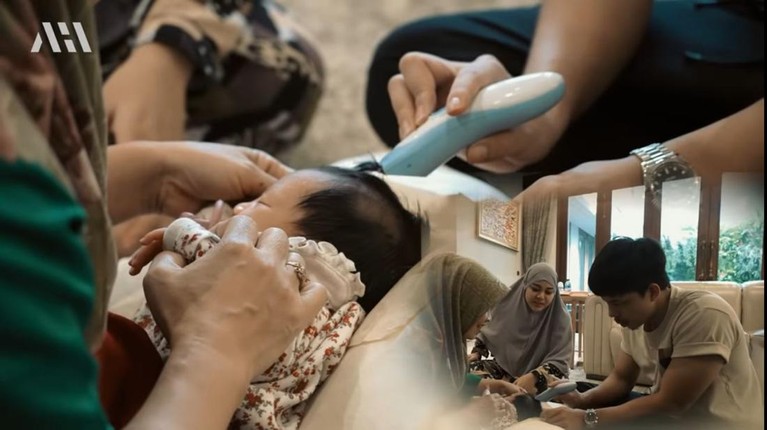 Potret Baby Ameena Rambut lebat baby Ameena telah dicukur botak oleh sang ayah tercinta, Atta Halilintar. Yuk, intip momennya!