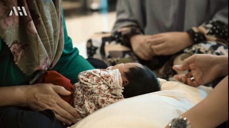 Potret Baby Ameena Rambut lebat baby Ameena telah dicukur botak oleh sang ayah tercinta, Atta Halilintar. Yuk, intip momennya!