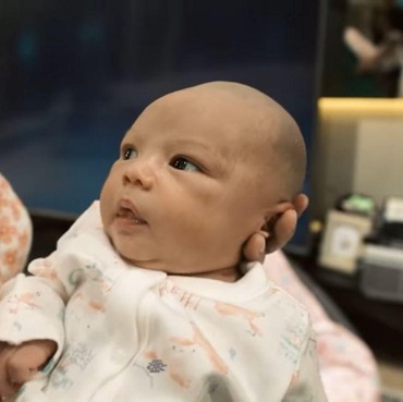 7 Momen Menggemaskan Baby Ameena usai Rambut Lebat Dicukur Botak