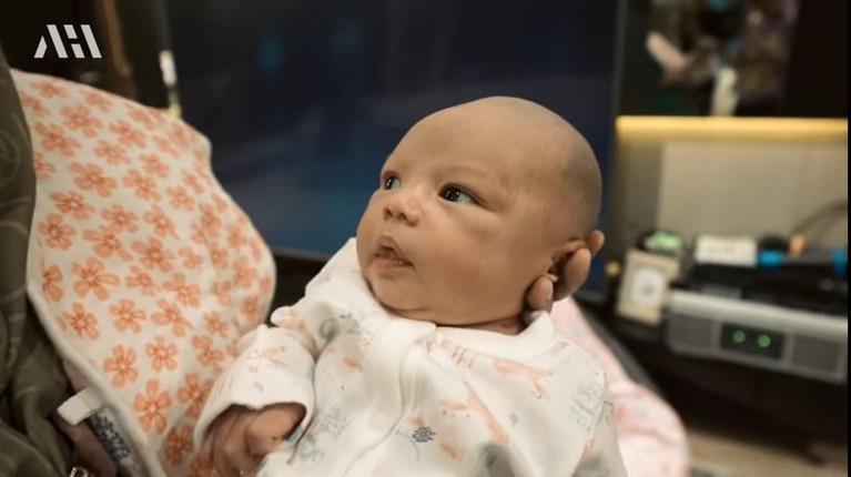 Rambut lebat baby Ameena telah dicukur botak oleh sang ayah tercinta, Atta Halilintar. Yuk, intip momennya!