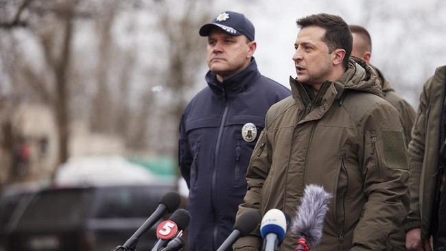 Presiden Ukraina, Volodymyr Zelensky, mengingatkan seluruh warganya bahwa Rusia bisa membuat referendum palsu.