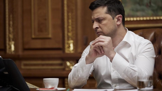 Presiden Amerika Serikat Joe Biden dan Presiden Ukraina Volodymyr Zelensky malah ribut saling bantah pernyataan soal rudal hantam Polandia pada Selasa (15/11).