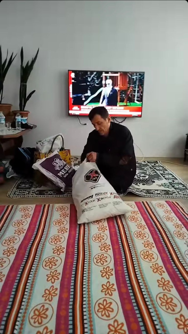 Rohimah dan Suami Bule Rohimah mantan istri Kiwil baru saja melepas status jandanya menikah dengan bule Turki. Yuk, intip potret Rohimah dan suami!