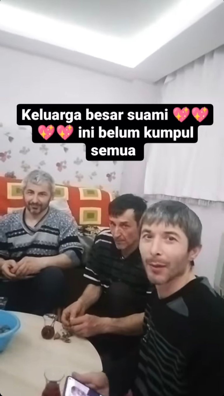Rohimah dan Suami Bule Rohimah mantan istri Kiwil baru saja melepas status jandanya menikah dengan bule Turki. Yuk, intip potret Rohimah dan suami!