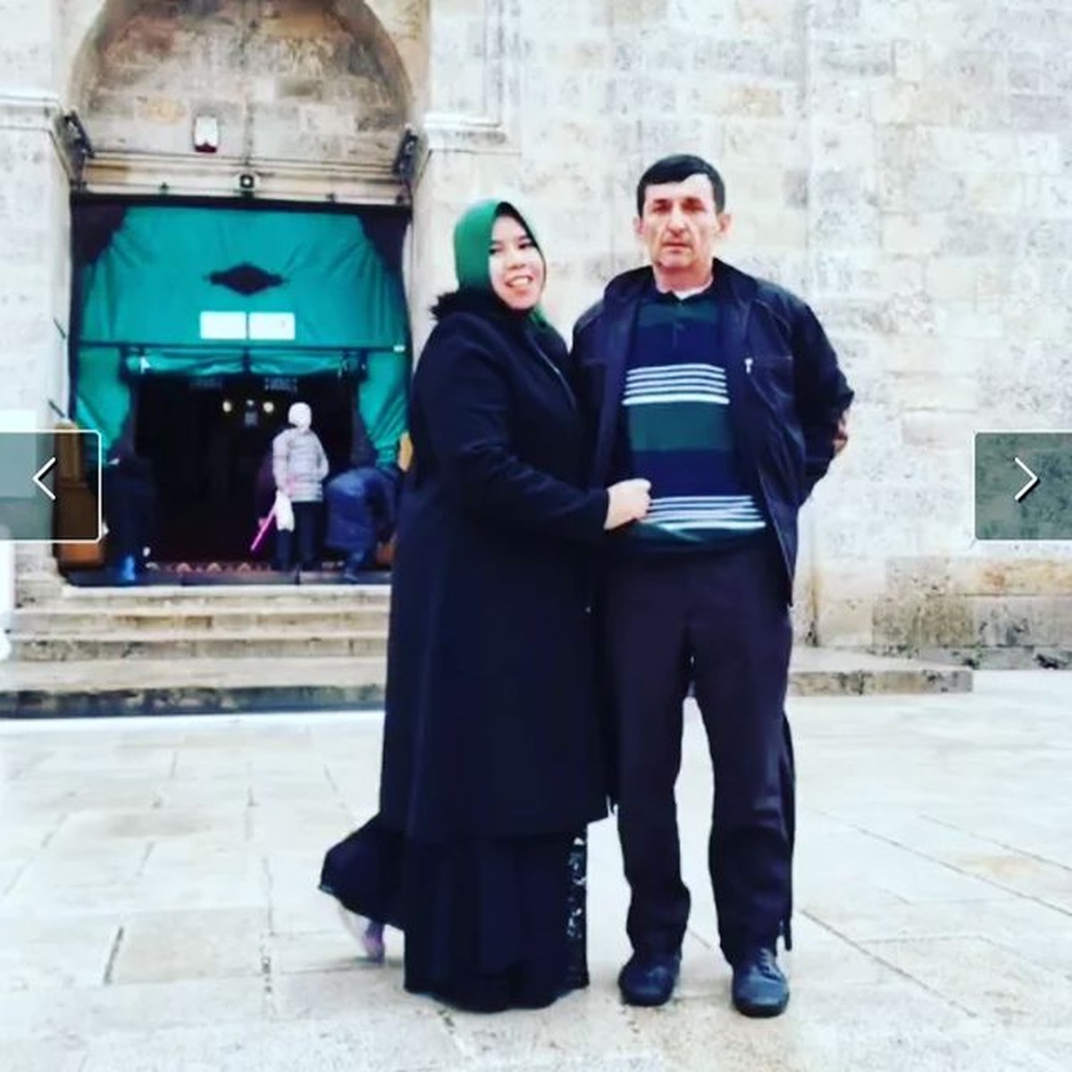 Rohimah mantan istri Kiwil baru saja melepas status jandanya menikah dengan bule Turki&period; Yuk&comma; intip potret Rohimah dan suami&excl;