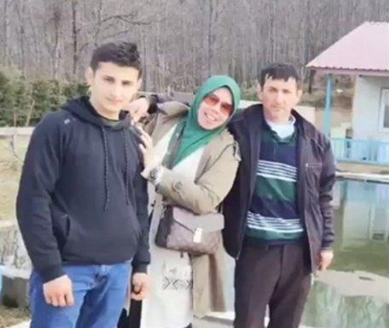 Rohimah dan Suami Bule Rohimah mantan istri Kiwil baru saja melepas status jandanya menikah dengan bule Turki. Yuk, intip potret Rohimah dan suami!