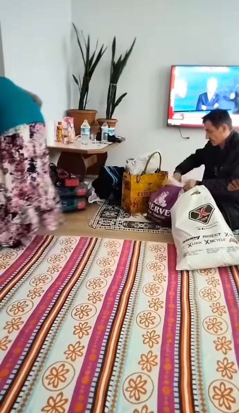 Rohimah dan Suami Bule Rohimah mantan istri Kiwil baru saja melepas status jandanya menikah dengan bule Turki. Yuk, intip potret Rohimah dan suami!