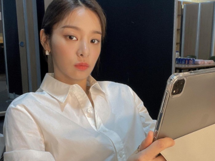 Seol In Ah lahir dengan nama Bang Ye Rin, pada tanggal 3 Januari 1996, di Suwon, Korea Selatan. Perempuan cantik ini merupakan bungsu dari dua bersaudara./ foto: instagram.com/_seorina