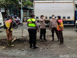 Sempat Diblokir Sopir Angkot, Kerusakan Ruas Sukabumi-Bogor Kini Ditambal