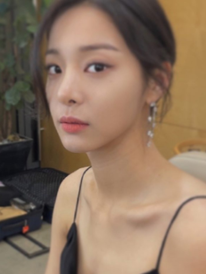 Setelah itu, Seol In Ah mulai ramai mendapatkan tawaran drama. Ia telah membintangi sejumlah judul drama populer seperti The Flower in Prison, School 2017, Sunny Again, Tomorrow, Mr. Queen, hingga yang terbaru ialah A Business Proposal./ foto: instagram.com/_seorina