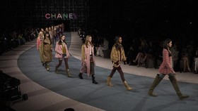FOTO: Chanel dan Ode untuk 'Tweed' di Paris Fashion Week
