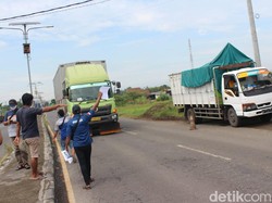 Sweeping Truk di Jombang, Sopir Diajak Mogok-Truk Parkir Mengular 500 Meter