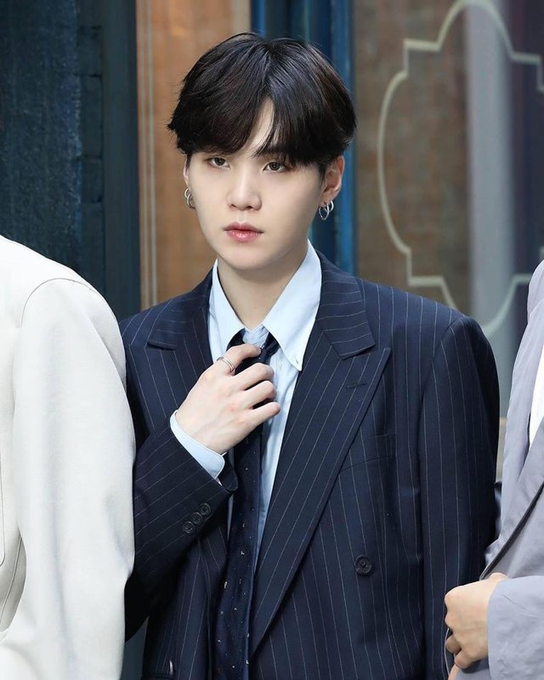 Suga BTS Min Yoongi atau lebih dikenal Suga, member BTS yang kini tengah berulang tahun yang ke-29. Yuk, intip potretnya!