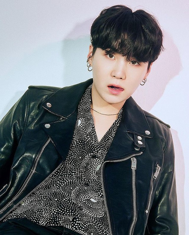 Min Yoongi atau lebih dikenal Suga, member BTS yang kini tengah berulang tahun yang ke-29. Yuk, intip potretnya!