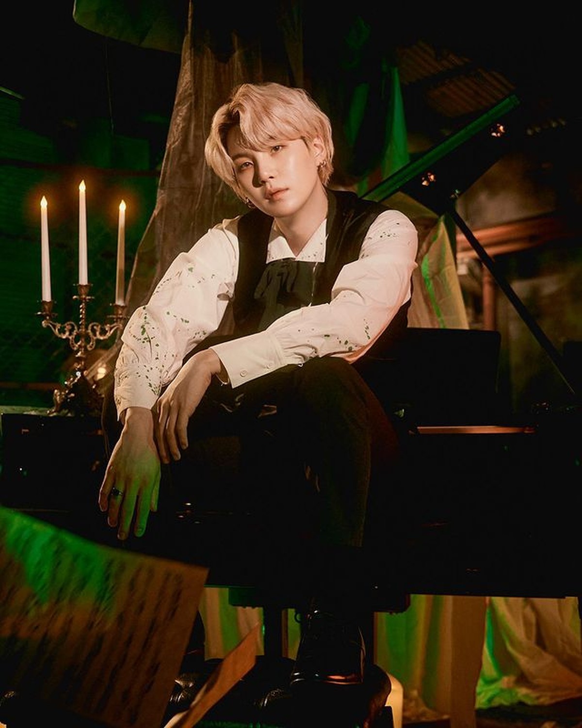 Min Yoongi atau lebih dikenal Suga&comma; member BTS yang kini tengah berulang tahun yang ke-29&period; Yuk&comma; intip potretnya&excl;