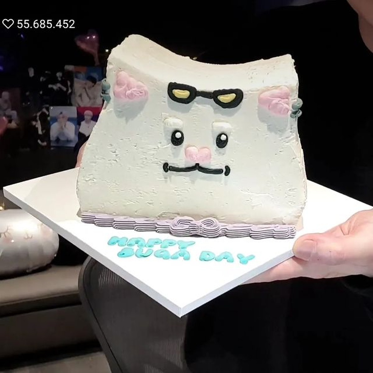 Min Yoongi atau lebih dikenal Suga&comma; member BTS yang kini tengah berulang tahun yang ke-29&period; Yuk&comma; intip potretnya&excl;