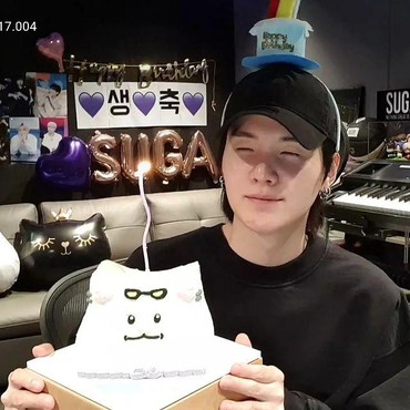 Happy Suga Day! Intip 7 Potret Tampan Suga BTS Ulang Tahun ke-30