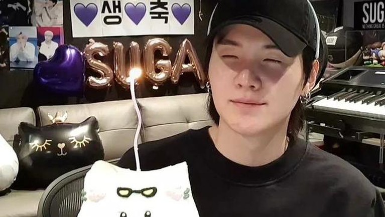 Suga BTS Min Yoongi atau lebih dikenal Suga, member BTS yang kini tengah berulang tahun yang ke-29. Yuk, intip potretnya!