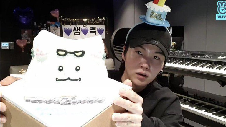 Suga BTS Min Yoongi atau lebih dikenal Suga, member BTS yang kini tengah berulang tahun yang ke-29. Yuk, intip potretnya!