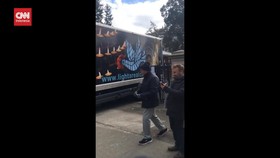 VIDEO: Pagar Kedubes Rusia di Dublin Irlandia Ditabrak Truk