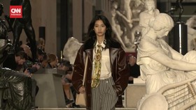 VIDEO: Bintang Squid Game, Ho-yeon di Catwalk Paris Fashion Week