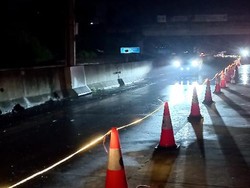 Jasa Marga Pandaan-Malang Pasang Water Barrier di Titik Lokasi Longsor
